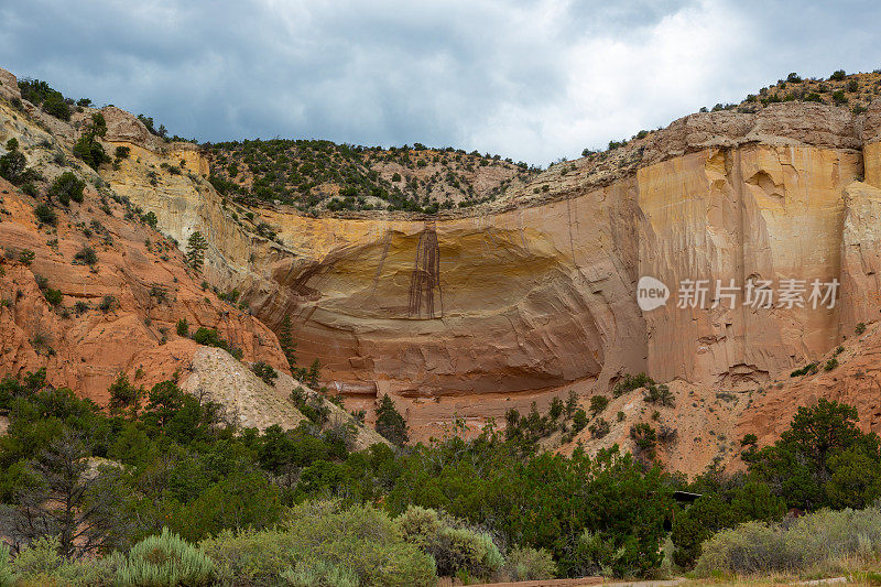 “回声圆形剧场”(Echo Amphitheater)是新墨西哥州阿比奎(Abiquiu)的一个路边景点，以其独特的回声听觉特性而闻名，但据说也带有西部野蛮杀戮的痕迹。